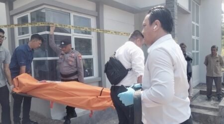 Tim Identifikasi Satreskrim Polresta Tanjungpinang saat melakukan evakuasi jasad korban ke Rumah Sakit RAT guna proses lebih lanjut, Kamis (07/08/2025)
