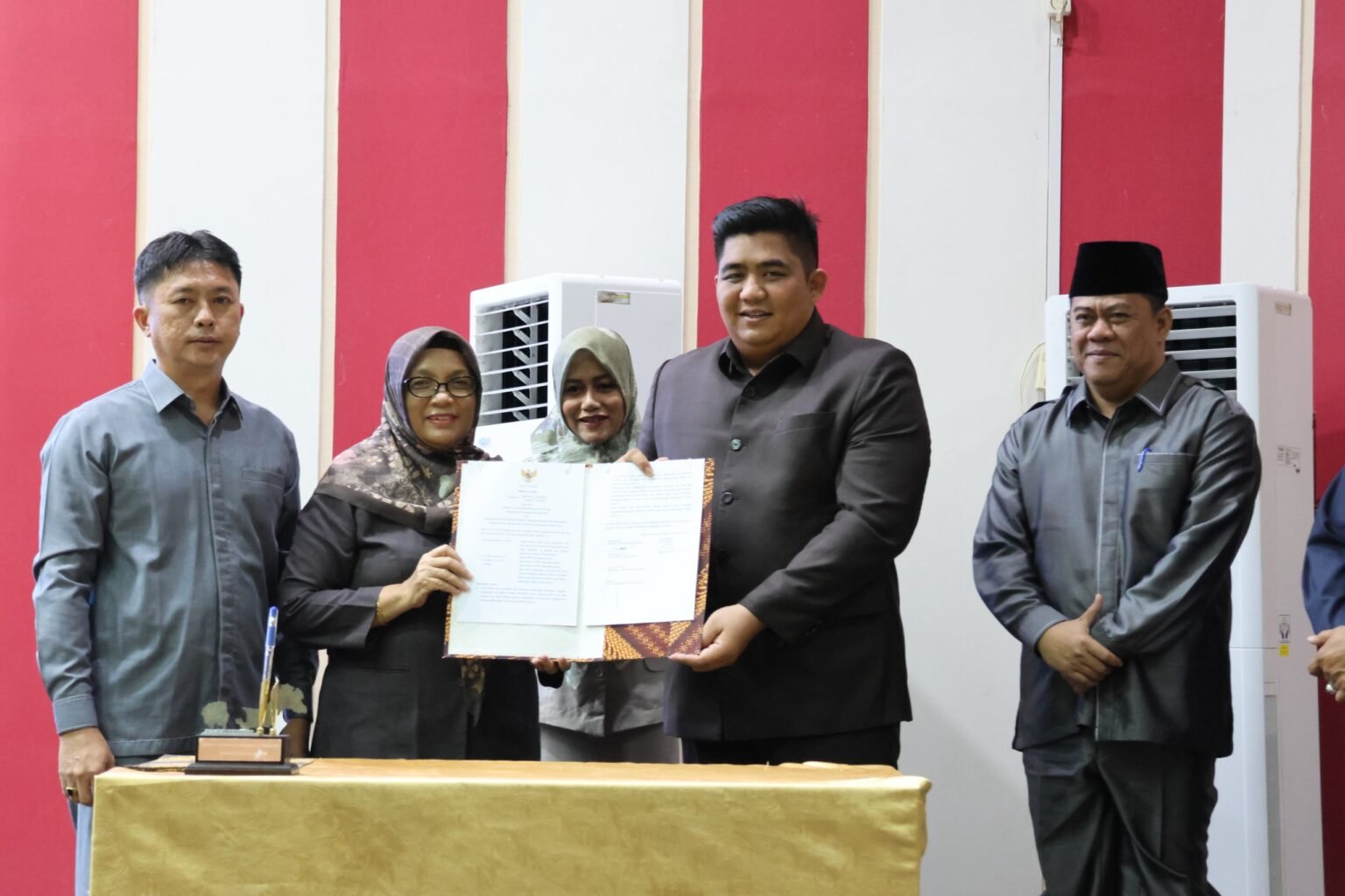 Bupati Bintan Roby Kurniawan bersama Ketua DPRD Bintan Fiven Sumanti menyetujui Ranperda APBD-P TA 2025