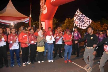 Wali Kota Tanjungpinang, Lis Darmansyah melepas peserta Lomba Gerak Jalan Proklamasi kategori 45 Km