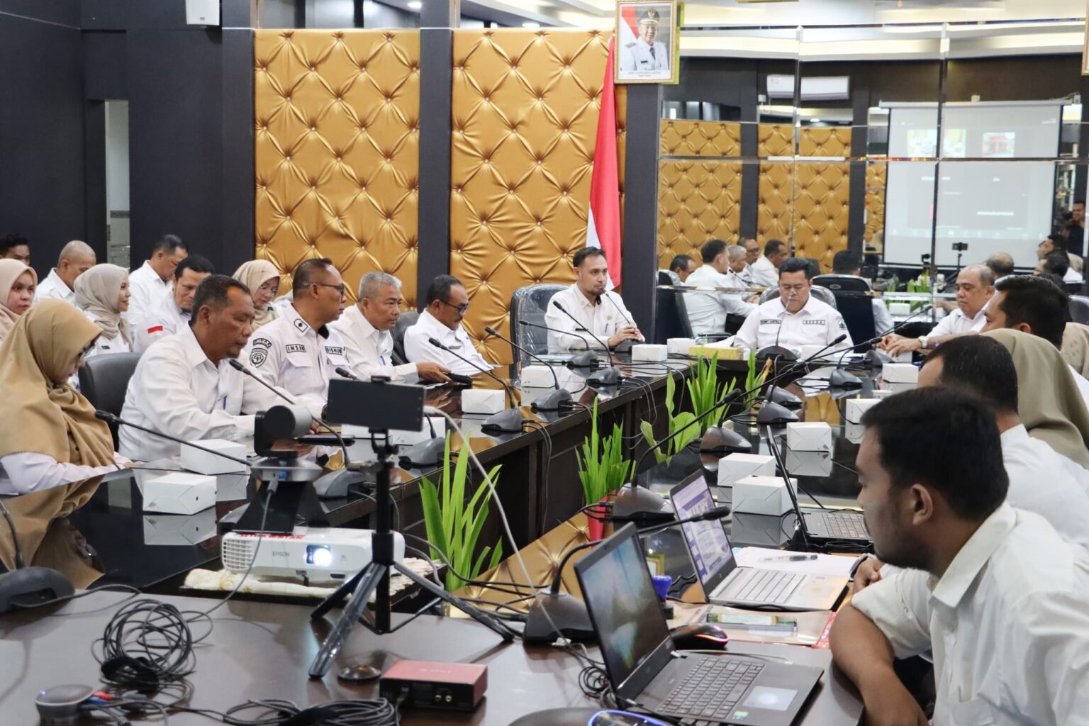 Sekda Bintan Ronny Kartika saat memimpin rapat teknis terkait program Bintan bersih dan Sehat