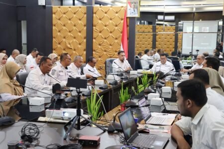 Sekda Bintan Ronny Kartika saat memimpin rapat teknis terkait program Bintan bersih dan Sehat