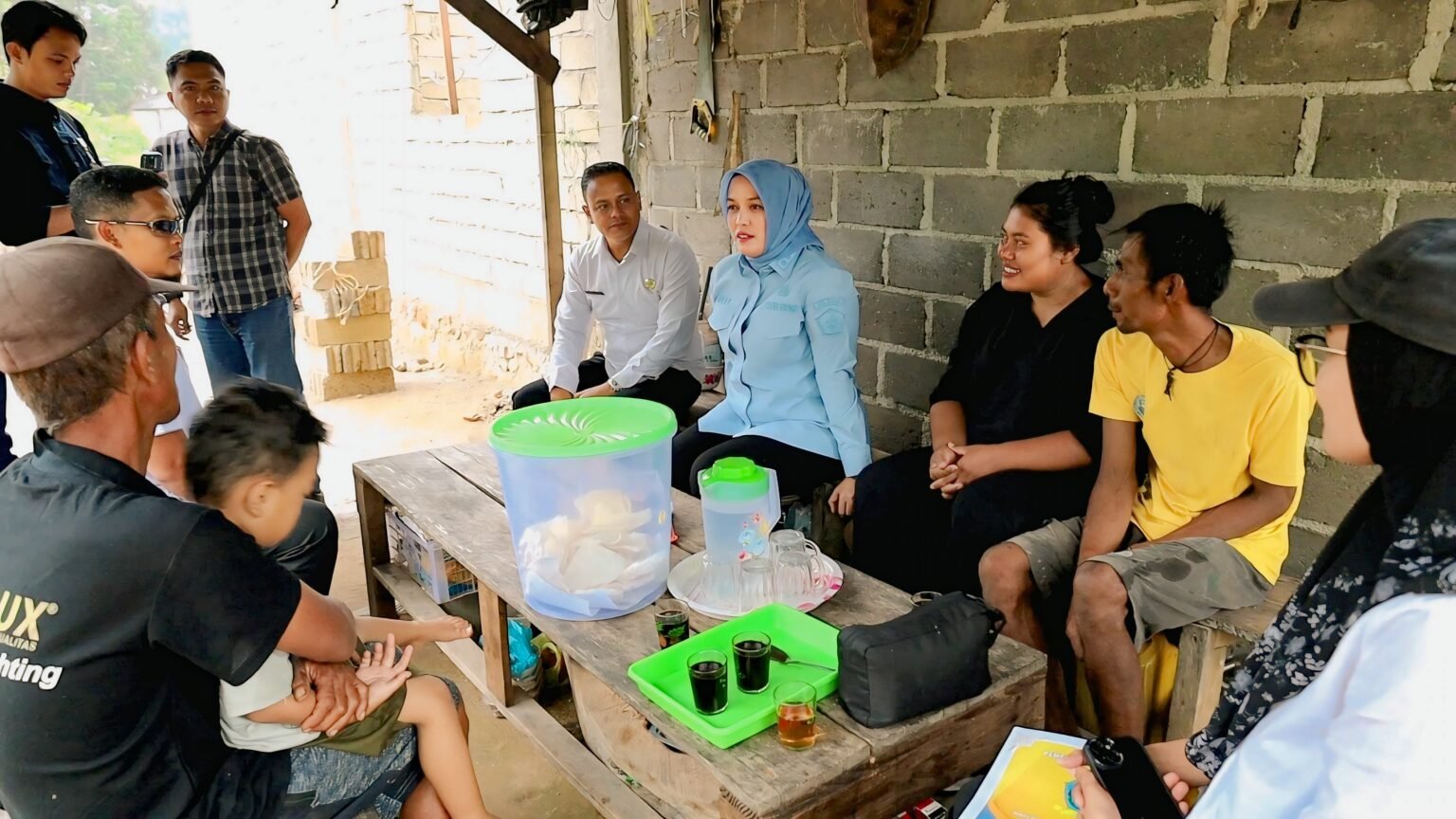 Wakil Bupati Bintan Deby Maryanti saat berbincang dengan warga penerima bantuan RTLH