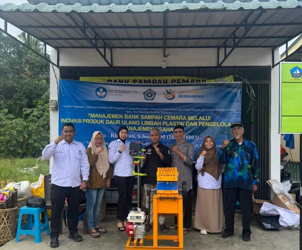 Manajemen Bank Sampah Cemara melalui Inovasi Produk Daur Ulang Limbah Plastik dan Pengelolaan Manajemen Usaha.