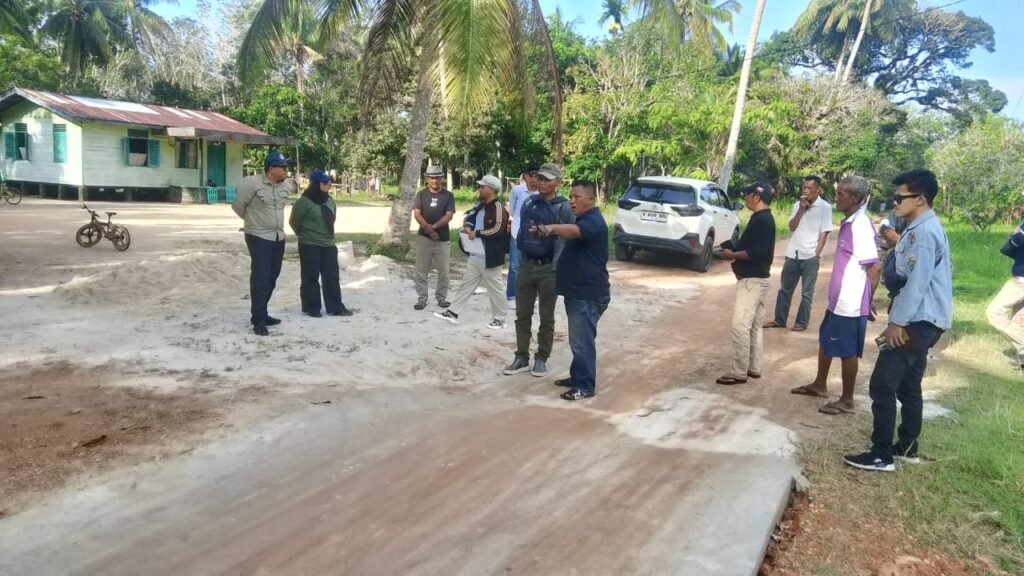 Warga Desa Kuala Raya mempertanyakan Spesifikasi pembangunan semenisasi dengan Kabid PSU Disperkim Kepri yang meninjau langsung proyek pekerjaan///