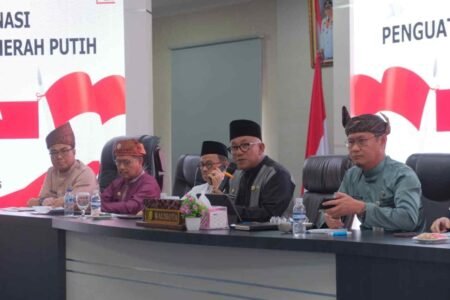 Walikota Tanjunpinang Lis Darmansyah saat memimpin Rapat Koordinasi Penguatan Kopearsi Merah Putih di Aula Kantor Wali Kota Tanjungpinang, Jumat (12/9) sore.