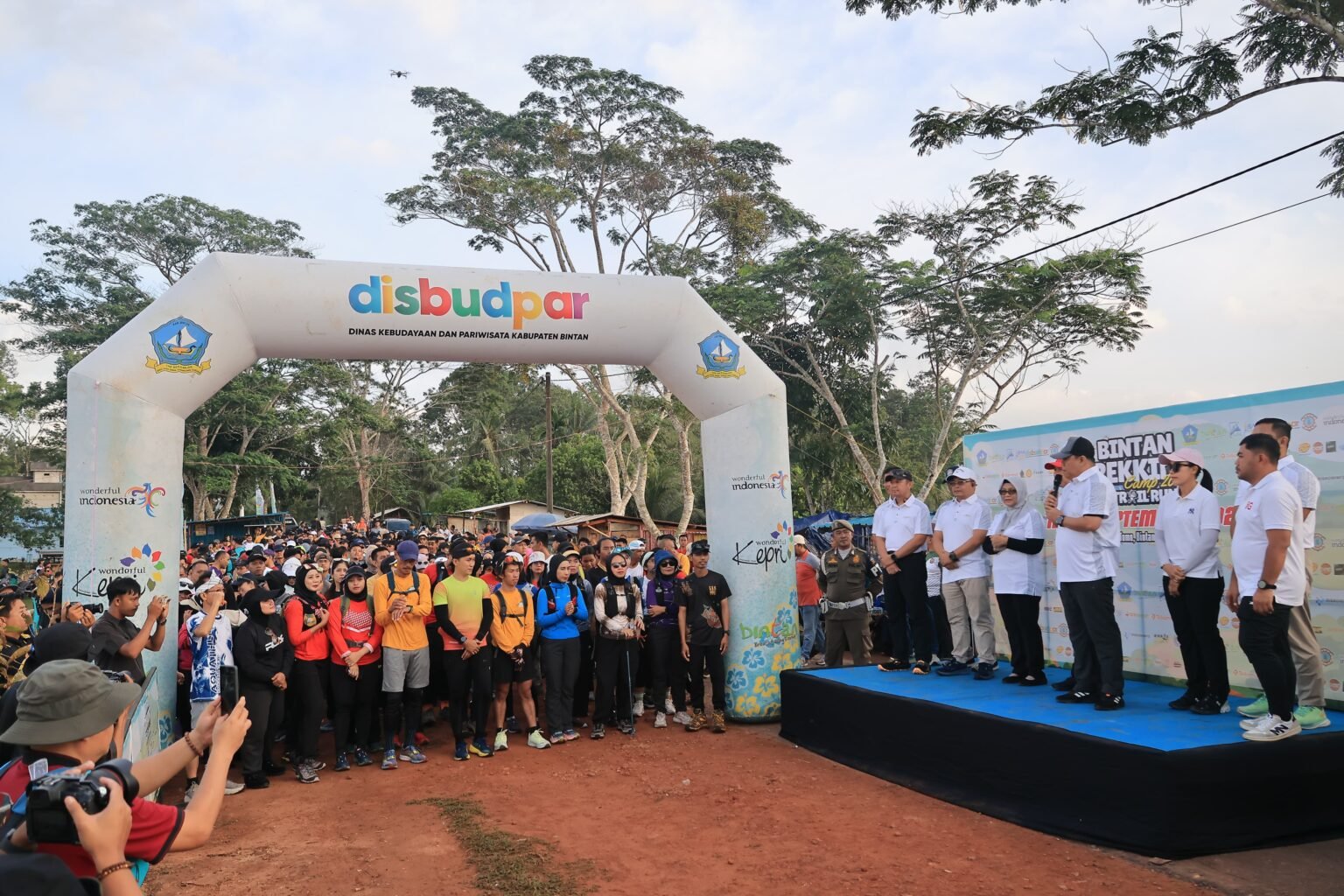 Sekda Bintan Ronny Kartika saat melepas peserta Bintan Trekking and Fun Trail Run 5K