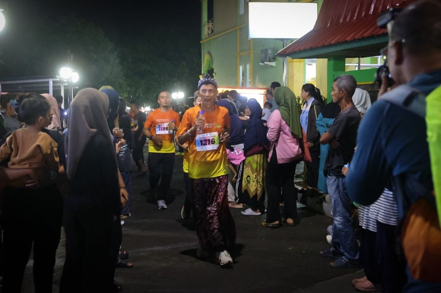 Gubernur Kepri Ansar Ahmad melepas peserta lari Penyengat Night Run 5K. Para peserta lari menyusuri tempat-tempat wisata di Pulau Penyengat