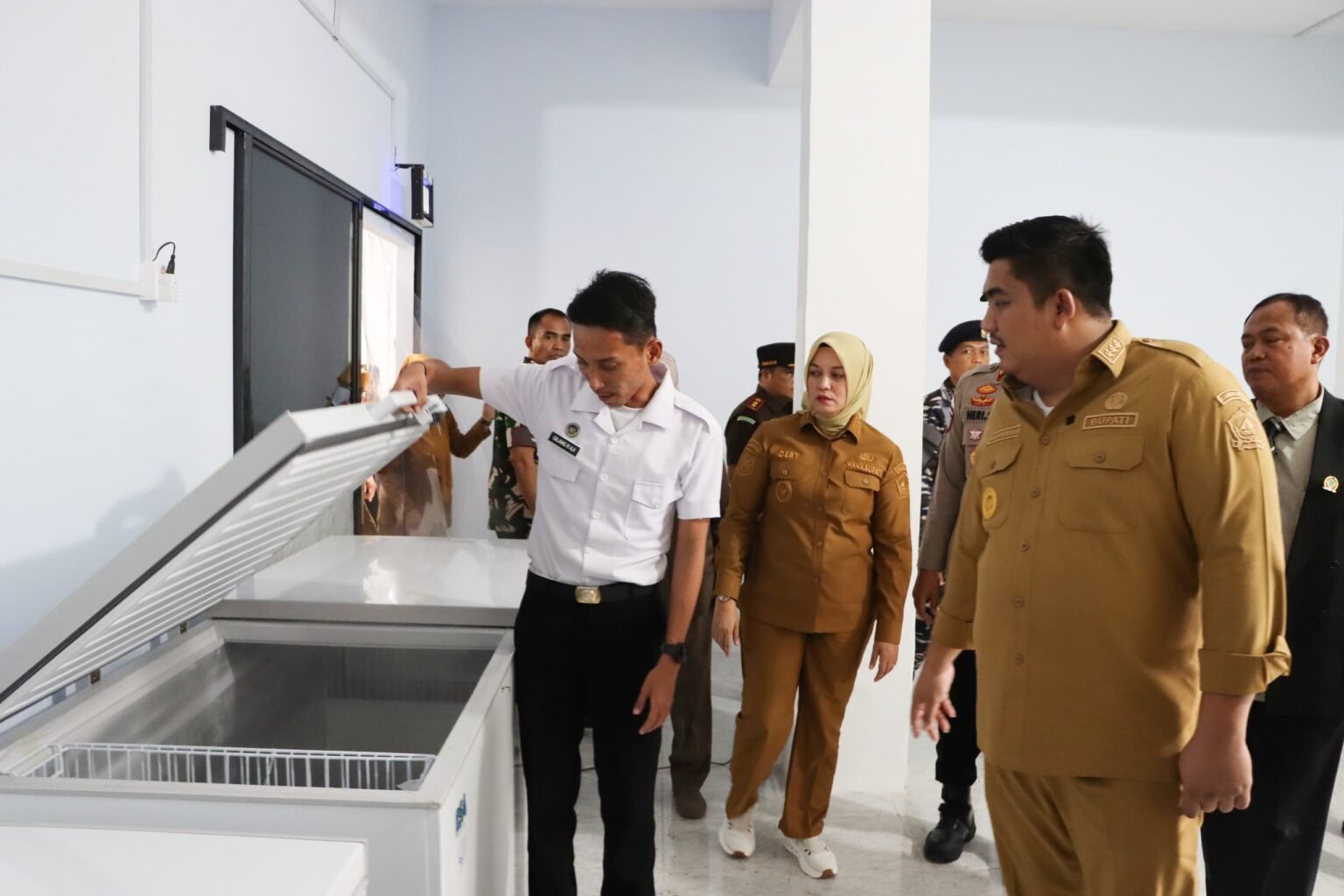 Program Makan Bergizi Gratis MB di Bintan Dimulai Bupati Bintan Roby Kurniawan bersama Wakil Bupati Bintan Deby Maryanti meninjau dapur umum MBG