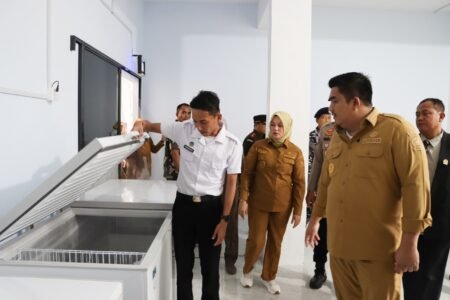 Bupati Bintan Roby Kurniawan bersama Wakil Bupati Bintan Deby Maryanti meninjau dapur umum MBG