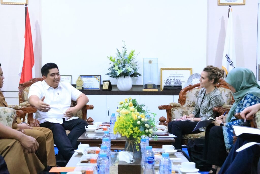 Bupati Bintan Roby Kurniawan menyambut kunjungan Tim Kedutaan Besar Australia, Selasa pagi (16/9) di Ruang Pertemuan Bandar Seri Bentan.