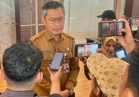 Sekda Tanjungpinang Zulhidayat saat diwawancarai awak media
