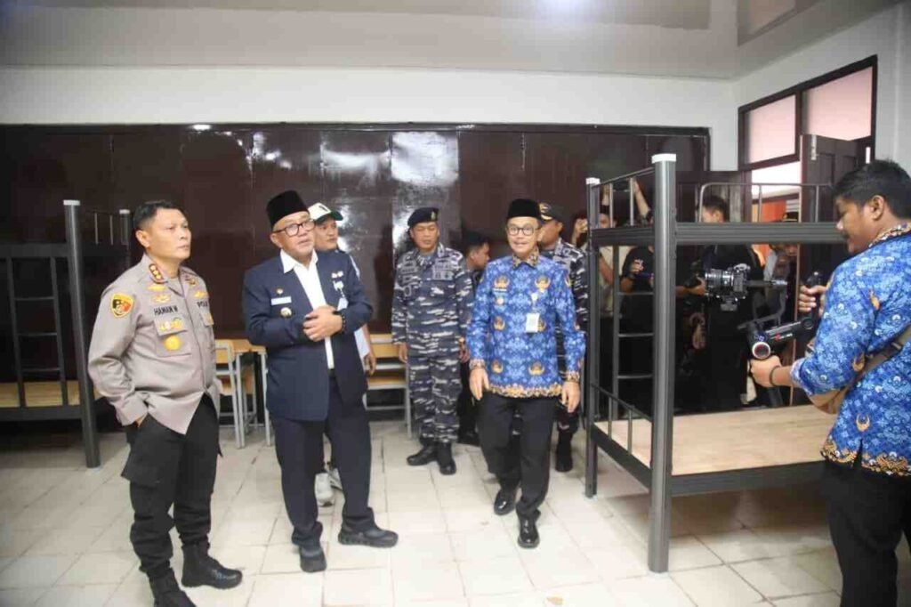 Walikota Tanjungpinang Lis Darmansyah bersama Wakil Wali Kota Raja Ariza dan unsur Forkopimda meninjau langsung kesiapan SR sementara di Jalan Borobudur, Rabu (17/9).