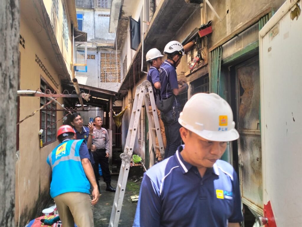 Tim PLN sedang mencabut aliran listrik dari ruko yang diduga digunakan tambang bitcoin di daerah plantar III Tanjungpinang Barat.