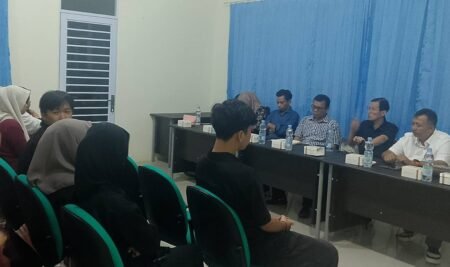 Pengusaha asal Korea Selatan, Kim Seung Eun saat mensialisasikan pendidikan dan bekerja di Korea Selatan kepada mahasiswa Politehnik Lingga.//