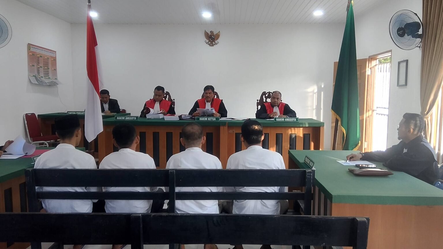 sidang putusan Zittingplats Pengadilan Negeri Tanjungpinang di Dabo Singkep atas perkara pengancaman dan pengerusakan lahan untuk terdakwa Mansur, Sudirman, Hernandi dan Hamsyari//