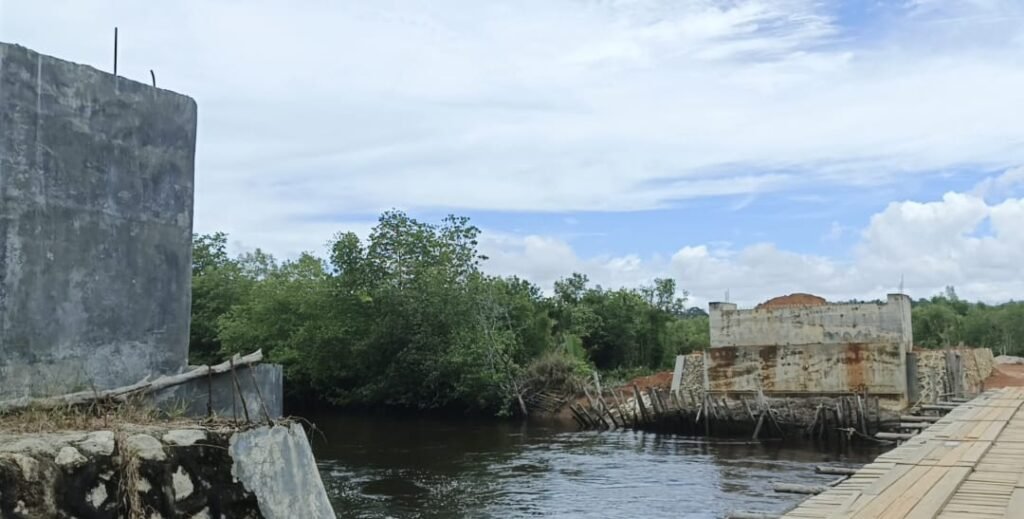 progres pengerjaan jembatan di Desa Marok Kecil Kecamatan Singkep Selatan yang saat di tengah diusut Kejari Lingga//