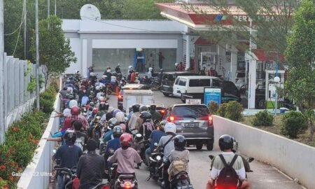 Kondisi antrian sejumlah kendaraan saat akan mengisi BBM disalah satu SPBU di Kota Tanjungpinang, Provinsi Kepulauan Riau.