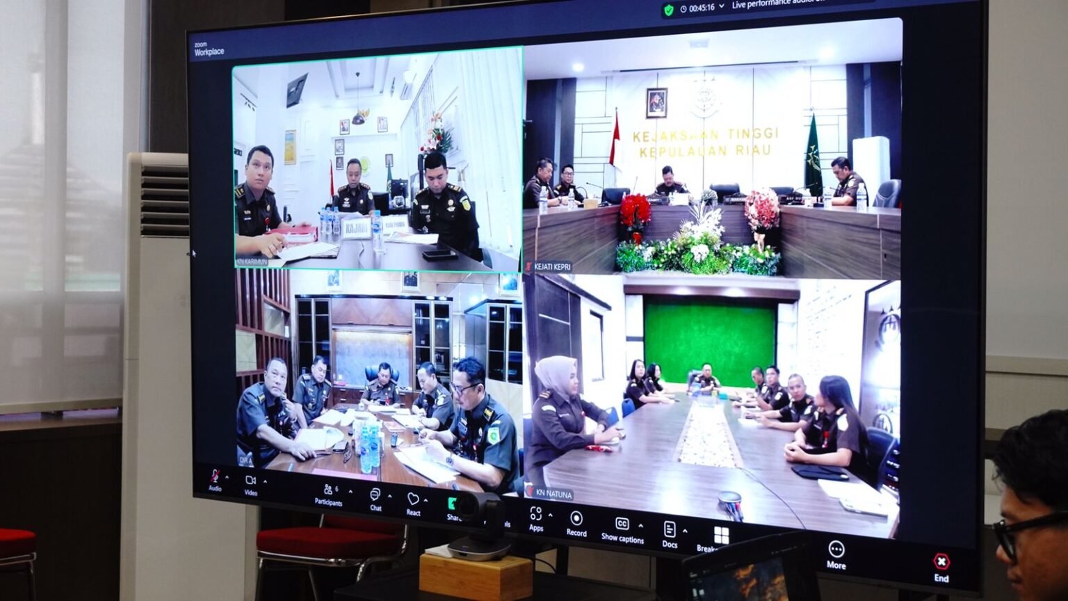 Kajati Kepri J. Devy Sudarso melaksanakan ekspose permohonan penghentian penuntutan berdasarkan Keadilan Restoratif (RJ) terhadap perkara penganiayaan di hadapan Jaksa Agung Muda Tindak Pidana Umum Kejaksaan Agung RI Prof. Dr. Asep Nana Mulyana, SH. M. Hum yang dilaksanakan melalui sarana virtual, Senin (29/09/2025).