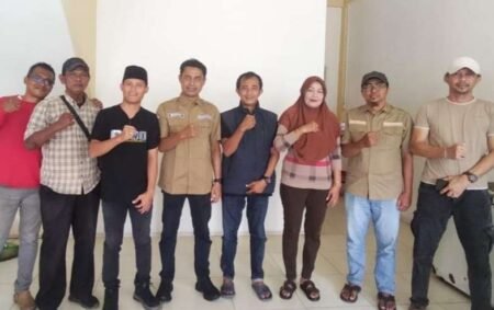 Pertemuan perdana antara PWI dan SMSI digelar di Mie Tarempa Batu 7, Kota Tanjungpinang, Provinsi Kepri, Selasa (14/10/2025).  