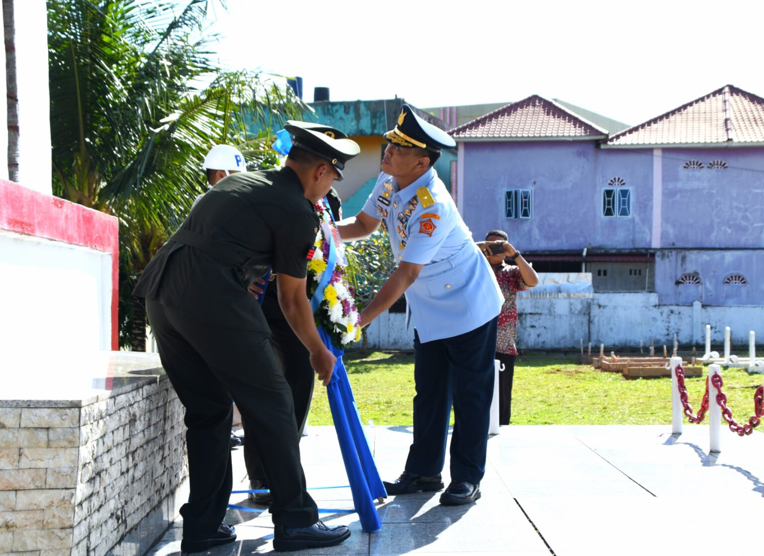 Kogabwilhan I saat melaksanakan upacara tabur bunga di Taman Makam Pahlawan Pusara Bhakti Tanjungpinang, Kamis (2/10/2025).