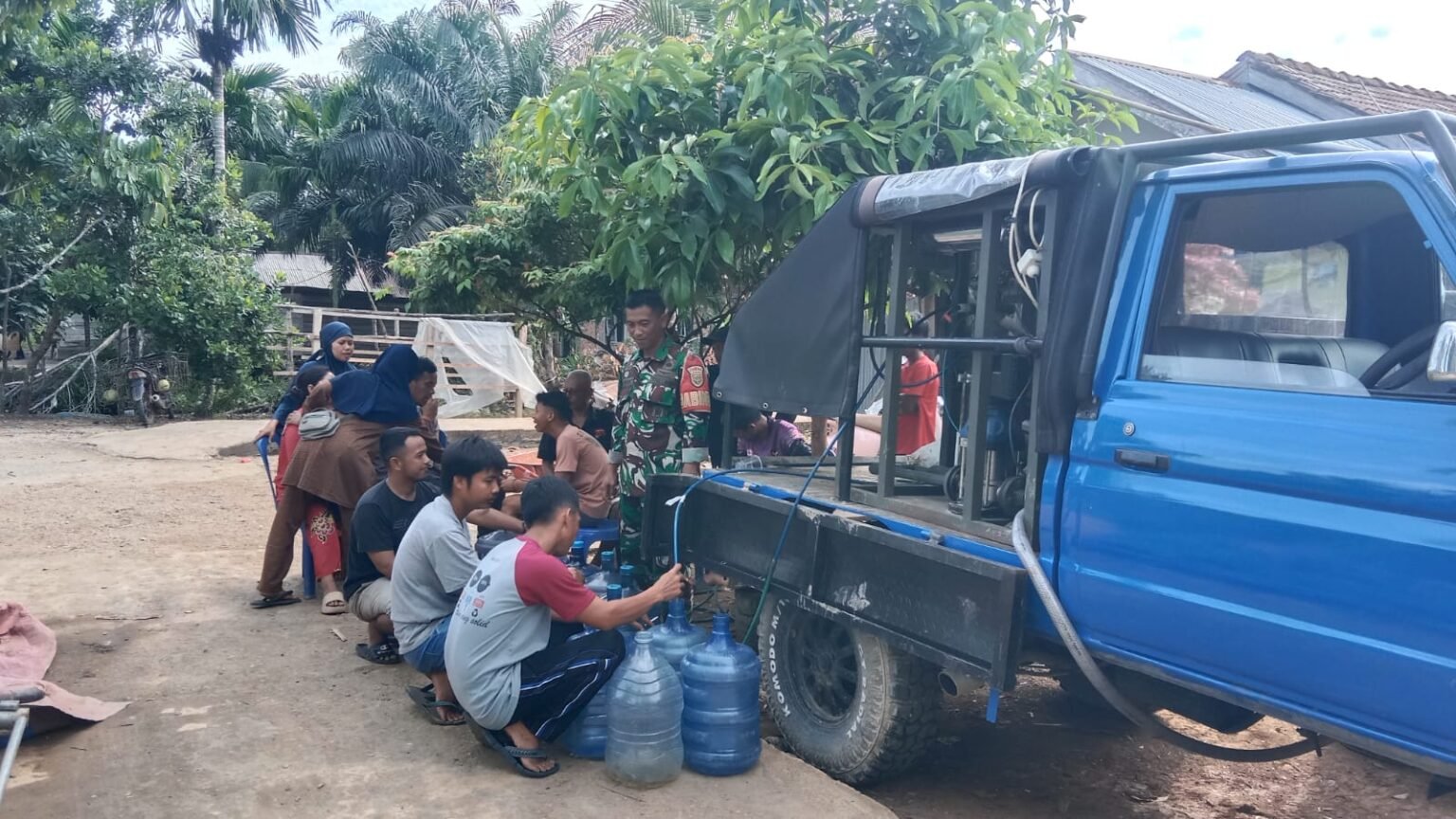 Kogabwilhan I Distribusikan Air Bersih di Desa Pandan Jaya, Tanjung Jabung Timur