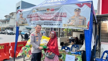 Kapolsek Tanjungpinang Kota, AKP. Monang P. Silalahi, S.H saat menyerahkan pangan murah ke salah seorang warga masyarakat, Senin (06/10/2025)