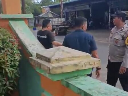 Bhabinkamtibmas Kelurahan Tanjung Unggat, Aiptu Razmudi saat melakukan upaya mengamankan dan mencegah seorang pria dewasa berbuat onar di sekitar kantor Lurah Tanjung Unggat, Selasa (14/10/2025) sekira Pukul 15.00 WIB.