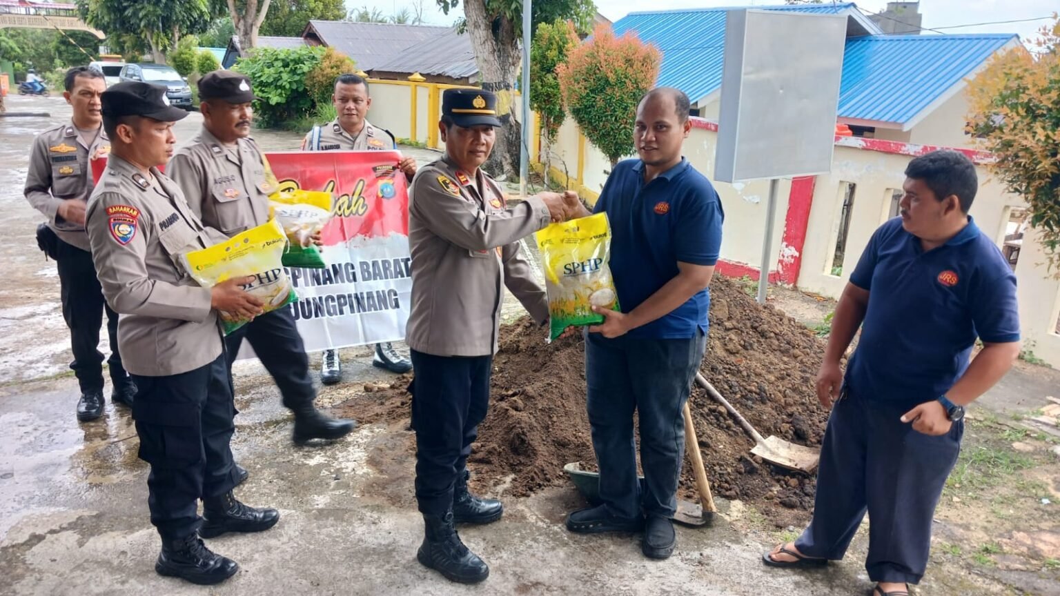 Polsek Tanjungpinang Barat Gelar Jumat Berkah, Berikan Beras ke Tukang Parkir dan Buruh Harian Lepas