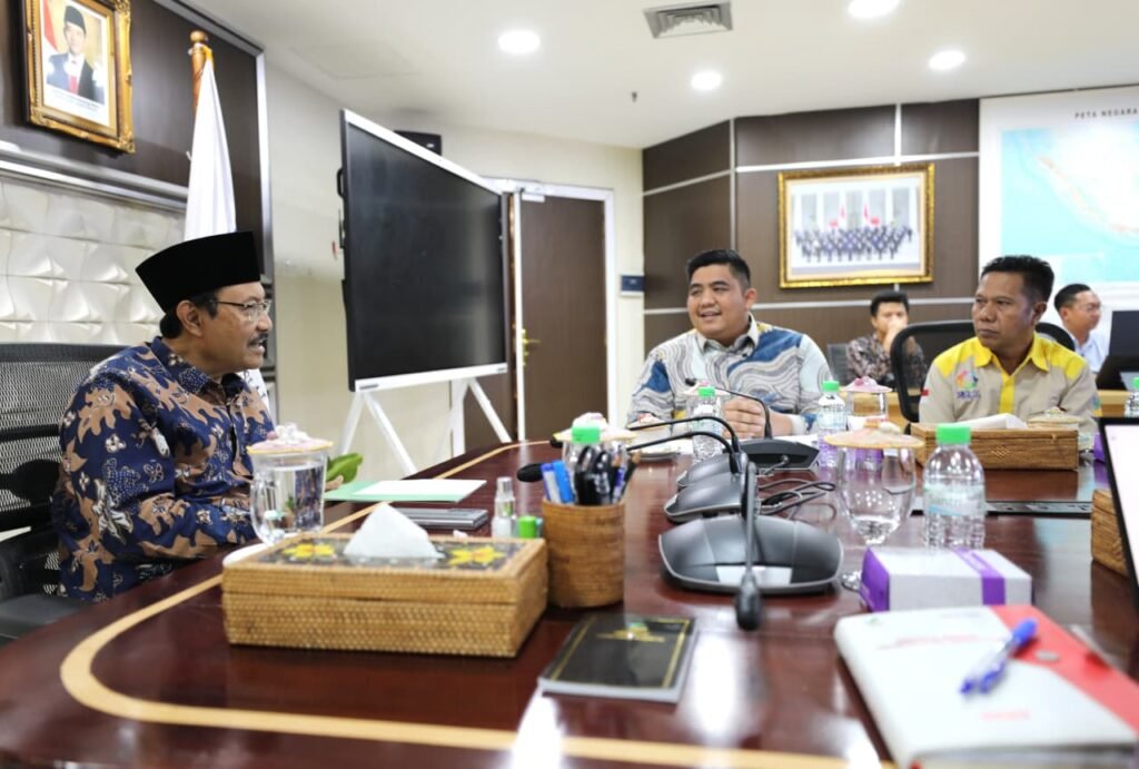 Bupati Bintan Roby Kurniawan bersama beberapa Kepala OPD bertemu dengan Mensos RI Gus Ipul kantor Kementerian Sosial RI, Jakarta Pusat.