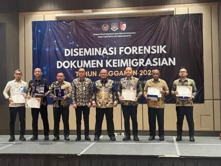 Kepala Kantor Imigrasi Tanjungpinang menerima penghargaan dari Dirjen Keimigrasian di Jakarta, Rabu (15/10).