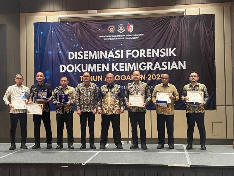Imigrasi Tanjungpinang Raih Penghargaan Nasional Atas Pengelolaan Forensik Dokumen Keimigrasian Kepala Kantor Imigrasi Tanjungpinang menerima penghargaan dari Dirjen Keimigrasian di Jakarta, Rabu (15/10).