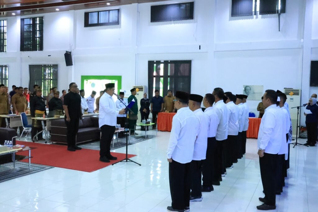 Bupati Bintan Roby Kurniawan mengukuhkan FKUB Bintan Masa Bhakti 2025-2030, Selasa (21/10) di Aula BPMP Kepri.