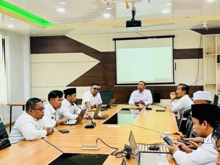 Ketua STAIN SAR Kepri, Dr. H. Muhammad Faisal saat memimpin rapat persiapan pembukaan Program Studi Magister (S2) Studi Islam.