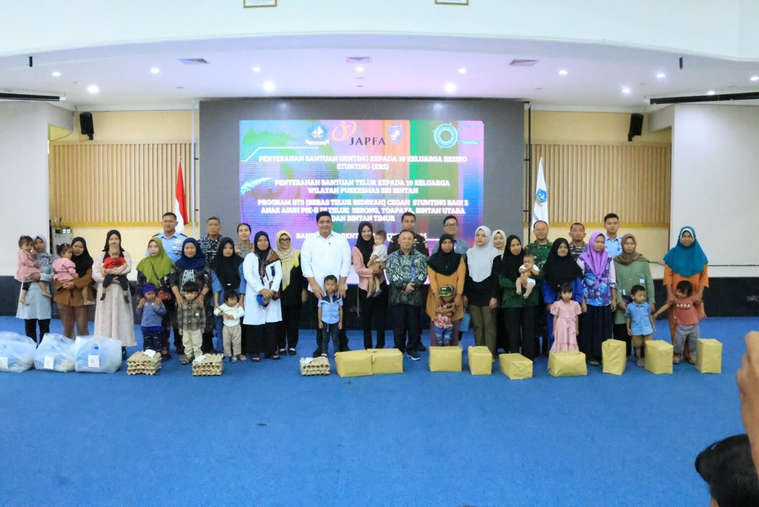 Bupati Bintan bersama penerima bantuan GATI melalui Kelas GAT-Link bagi ASN dan Non ASN Pemerintah Daerah Kabupaten Bintan