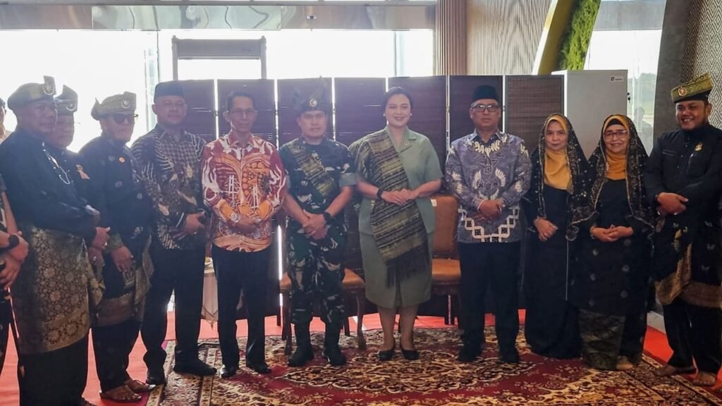 Wagub Kepri Nyanyang Haris Pratamura, Wali Kota Batam Amsakar Achmad, dan Ketua DPRD Kepri Iman Setiawan berfoto bersama Pangdam XIX/Tuanku Tambusai Mayjen TNI Agus Waluyo beserta istri di Bandara Internasional Hang Nadim, Batam.