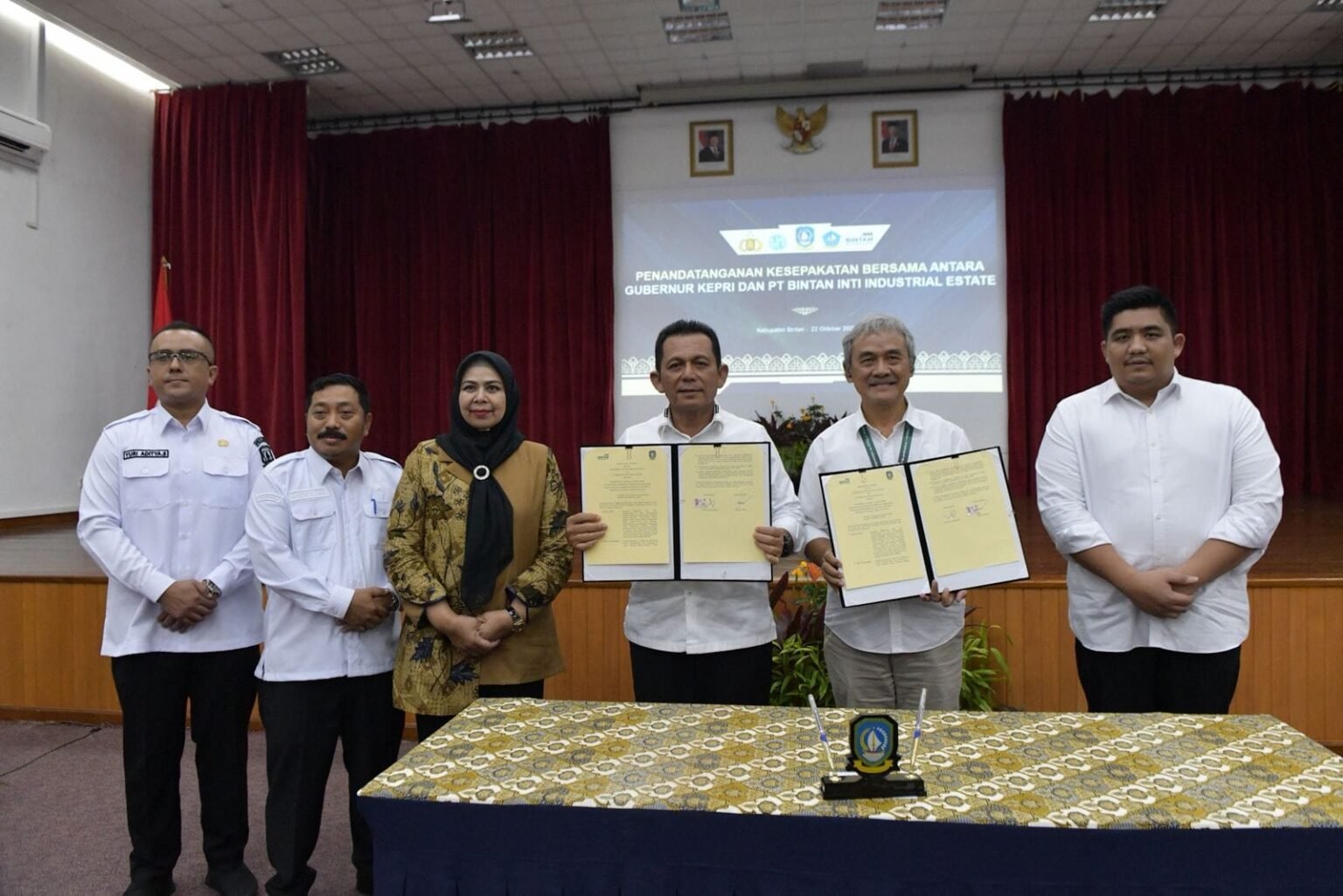 Penandatanganan Kesepakatan Bersama penerapan Tanjak Lobam dalam peluncuran gerakan Taat Pajak Lobam di Kawasan Bintan Inti Industrial Estate, Lobam, Bintan, Rabu (22/10)