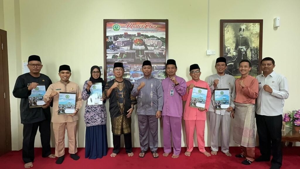 Ketua STAIN Sultan Abdurrahman Kepri Dr. H. Muhammad Faisal, M.Ag., secara resmi menyerahkan SK Pengangkatan PPPK Tahap II TA 2024 Jumat (24/10)