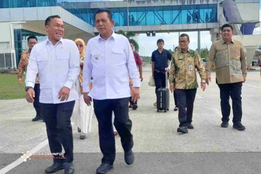 Wakil Walikota Tanjungpinang, Raja Ariza, bersama Gubernur Kepri Ansar Ahmad dan jajaran FKPD menghadiri penjemputan Menteri Kependudukan dan Pembangunan Keluarga Republik Indonesia, Dr. Wihaji, S.Ag., M. Pd, di Bandara Internasional Raja Haji Fisabilillah Tanjungpinang.