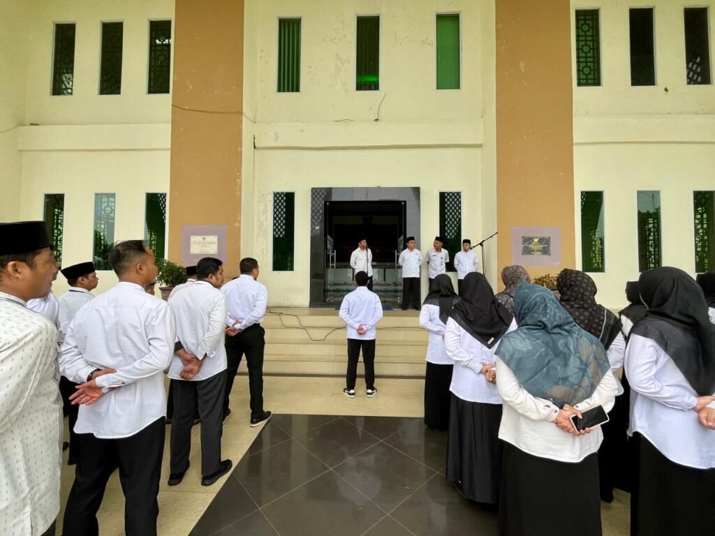 Ketua STAIN SAR Kepri, Dr. H. Muhammad Faisal, M.Ag. saat memimpin apel pagi