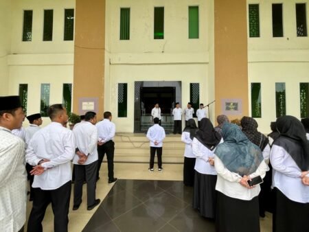 Ketua STAIN SAR Kepri, Dr. H. Muhammad Faisal, M.Ag. saat memimpin apel pagi