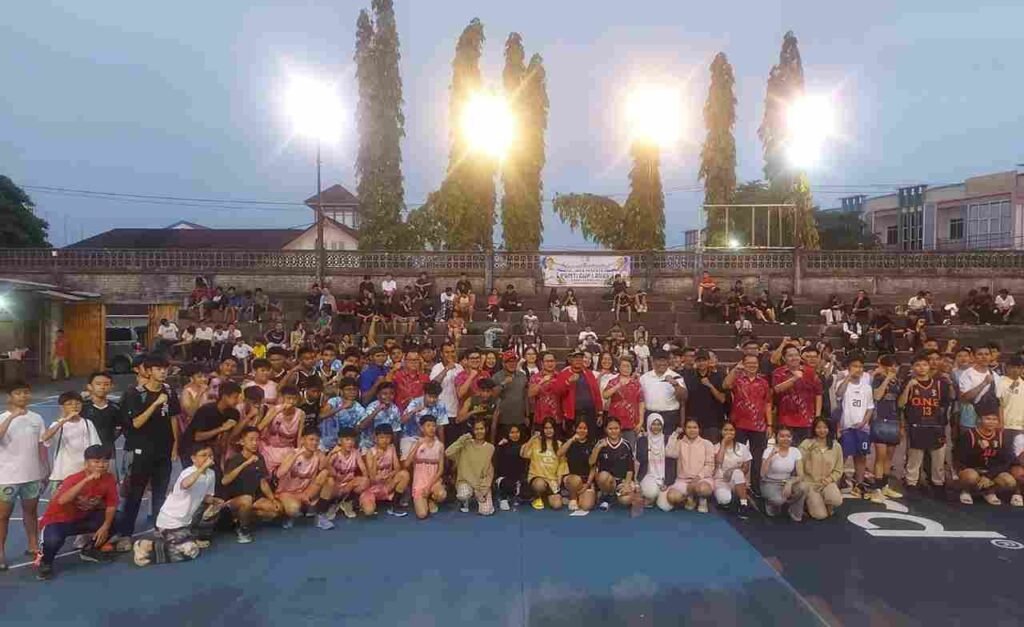 Walikota Tanjungpinang Lis Darmansyah foto bersama saat membuka turnamen bola basket PSMTI Cup I, Minggu (26/10)
