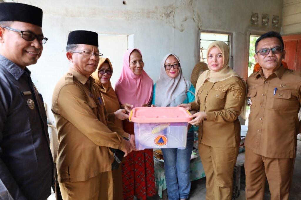 Wakil Bupati Bintan Deby Maryanti memberikan bantuan kepada keluarga korban bencana alam