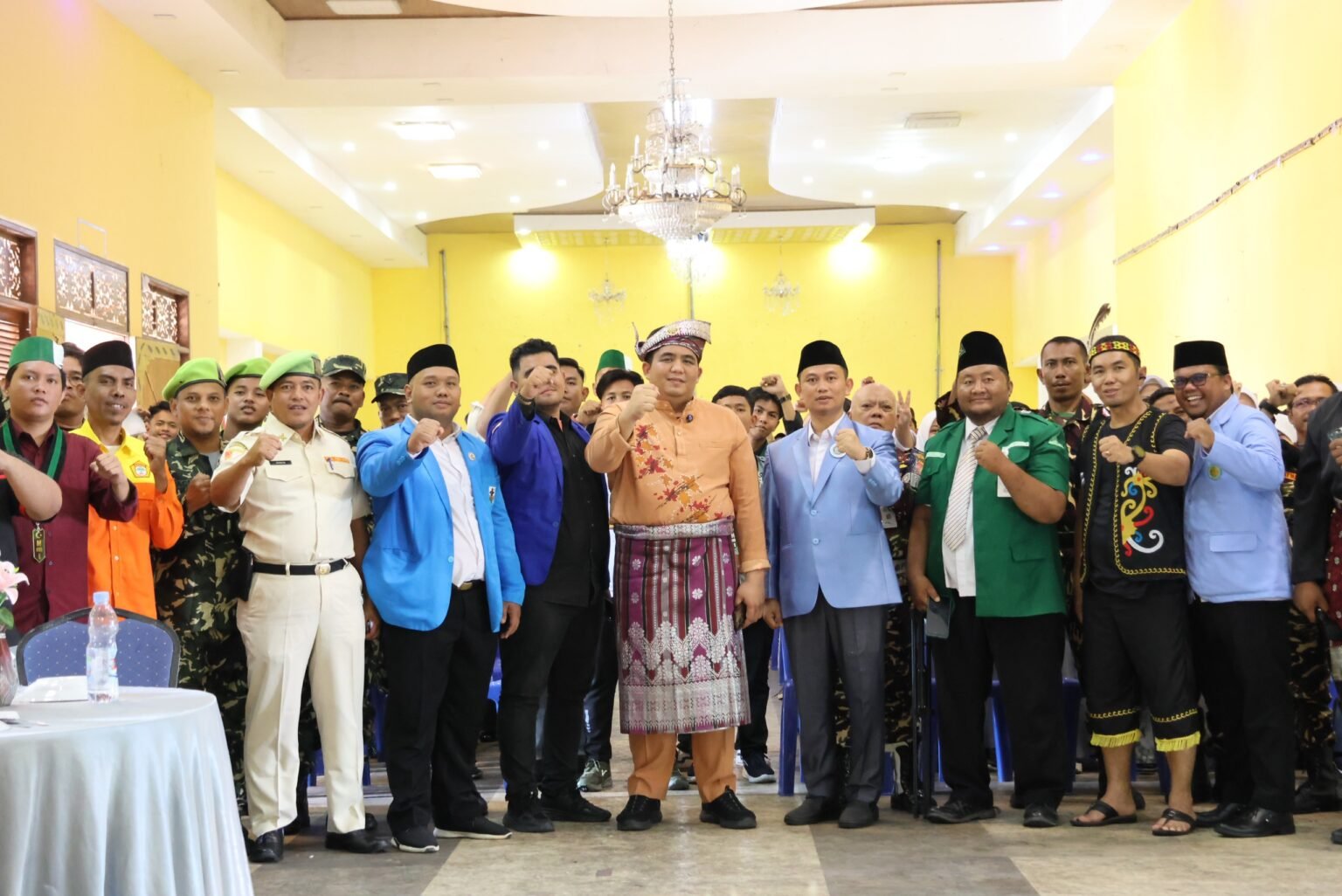 Bupati Bintan Roby Kurniawan bersama organisasi kepemudaan saat temu wicara dalam peringatan Hari Sumpah Pemuda