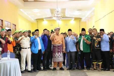 Bupati Bintan Roby Kurniawan bersama organisasi kepemudaan saat temu wicara dalam peringatan Hari Sumpah Pemuda
