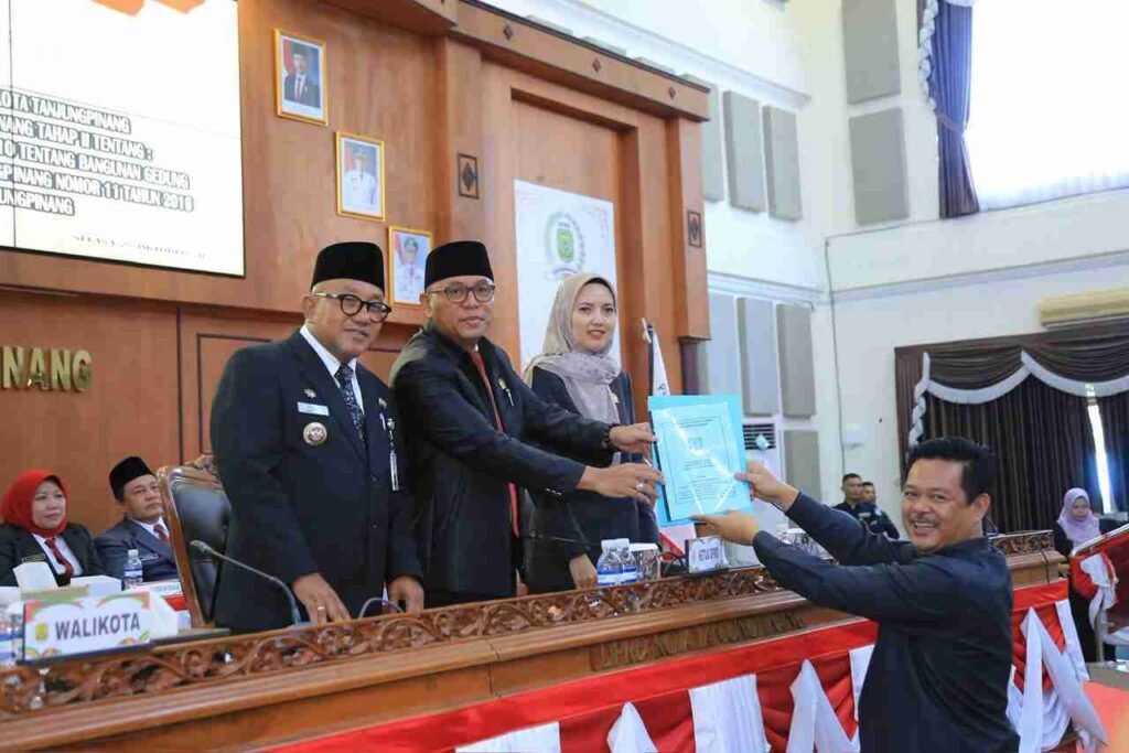 Walikota Tanjungpinang Lis Darmansyah saat menyampaikan Ranperda tentang Bangunan Gedung dan Pembentukan dan Susunan Perangkat Daerah kota dalam Rapat Paripurna