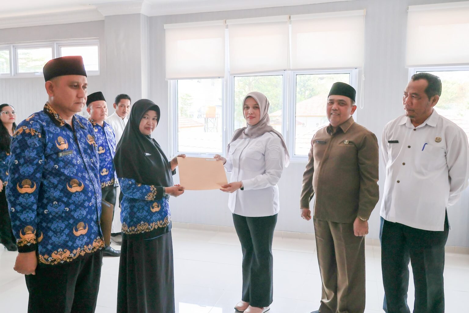 Wabup Bintan, Deby Maryanti saat menyerahkan SK pelantikan pejabat fungsional