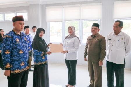 Wabup Bintan, Deby Maryanti saat menyerahkan SK pelantikan pejabat fungsional