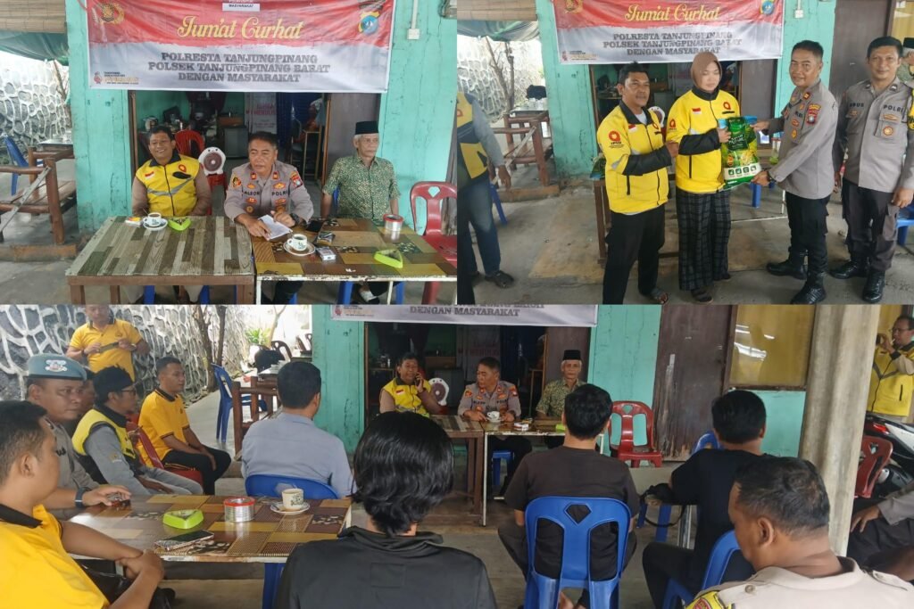 Kapolsek Tanjungpinang Barat, Iptu Missyamsu Alson bersama tokoh masyarakat, Ketua PDMT dan anggota ojol sembari bagikan Sembako di Kedai Kopi Kodil, Kecamatan Tanjungpinang Barat, Jum'at (31/10/2025).