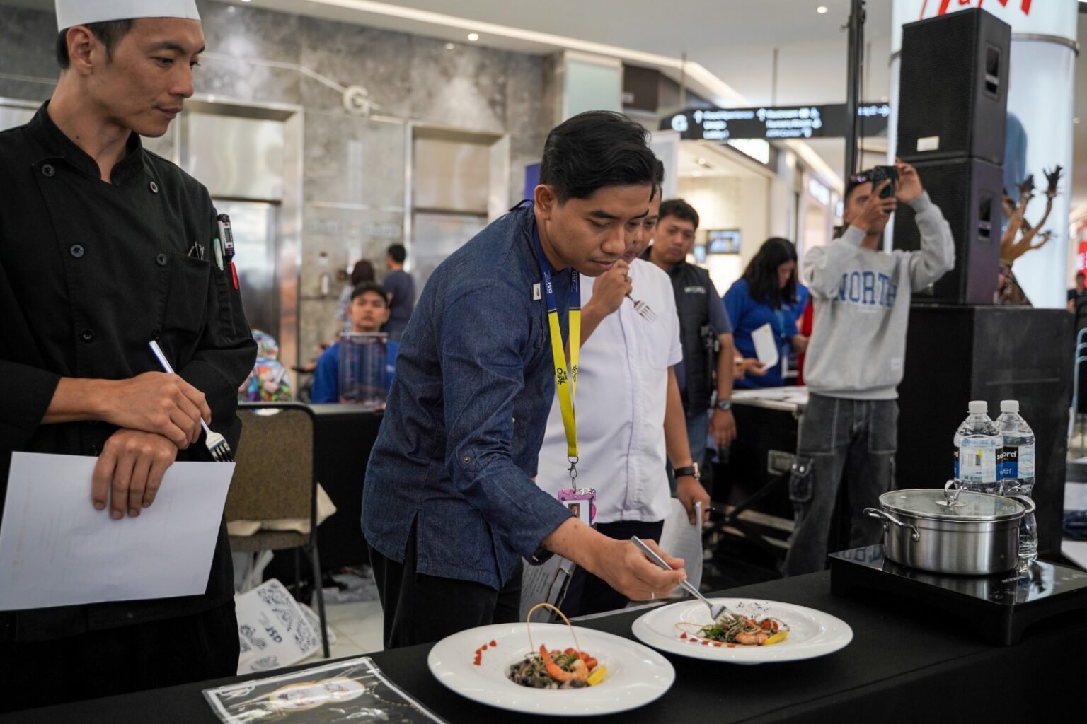 Grup Ascott Hotels Batam Gelar Cook-Off Bertema Halloween, Cumi Hitam Jadi Bintang Utama