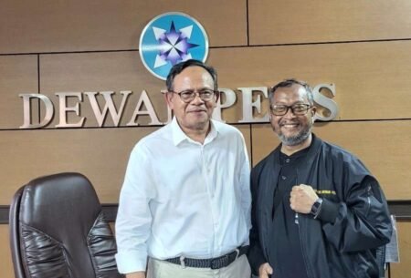 Ahli Pers Dewan Pers Saibansah Dardani bersama Ketua Dewan Pers Prof. Komaruddin Hidayat. (Foto: PWI Kepri)